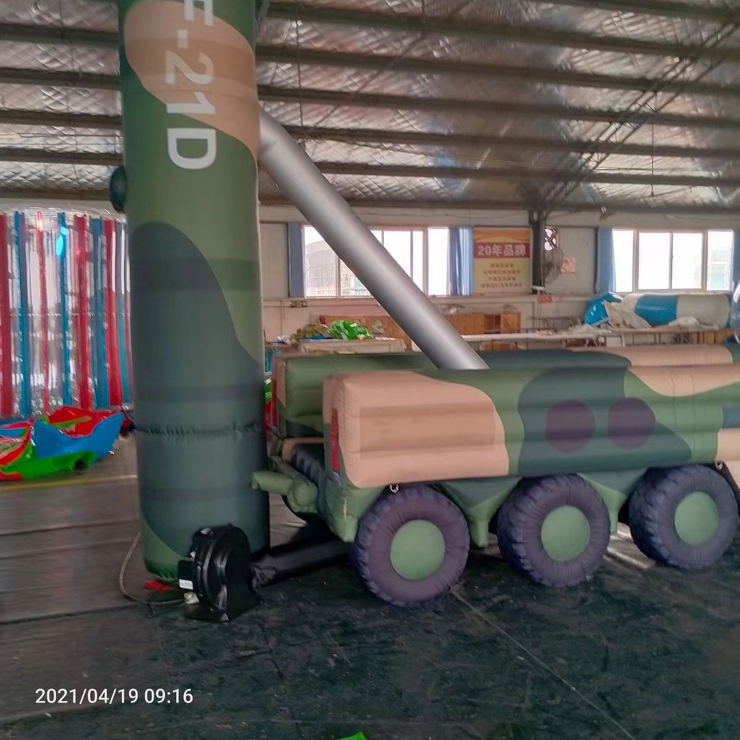 方山军事演习中的充气目标车辆：模拟发射车雷达车坦克飞机
